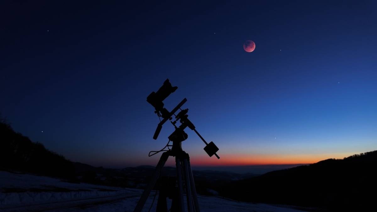 Star tracker silhouette against twilight | Skylum Blog

