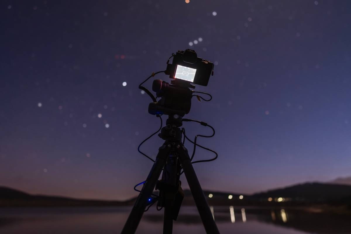 Camera on tripod pointed at night sky | Skylum Blog

