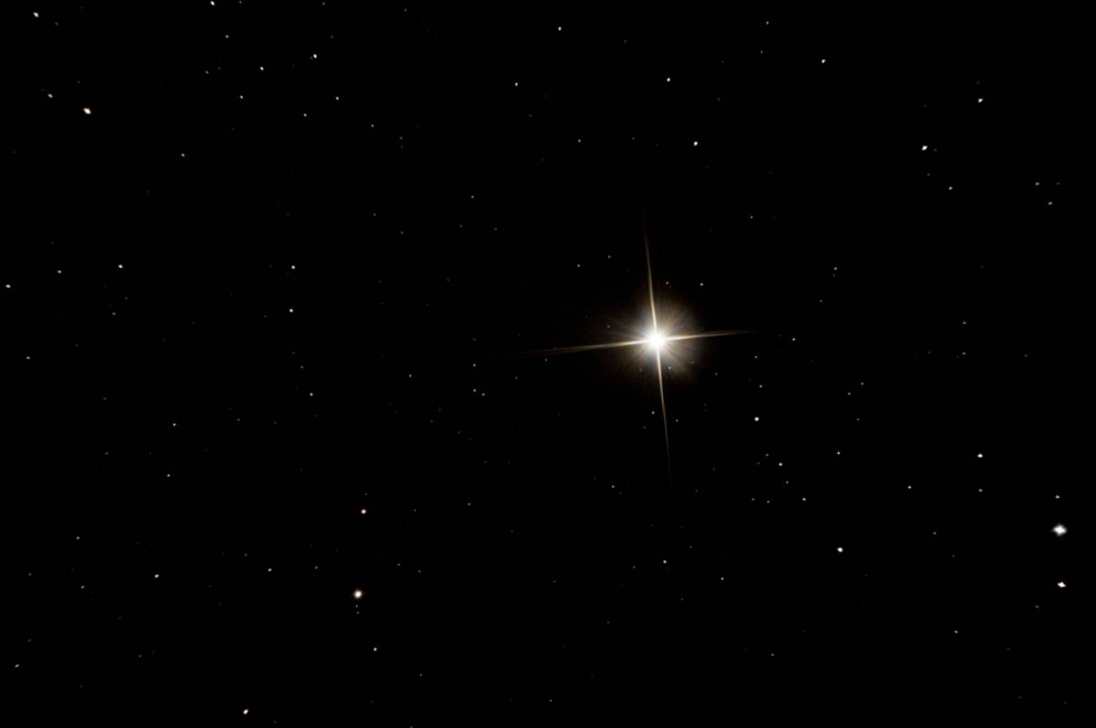 Single bright star in black night sky | Skylum Blog

