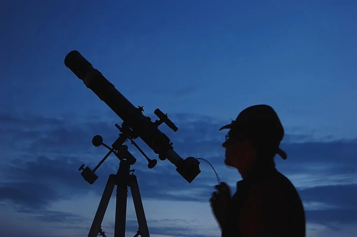 Photographer look through the telescope | Skylum Blog