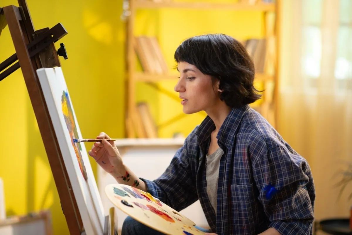 Portrait of a girl who draws | Skylum Blog