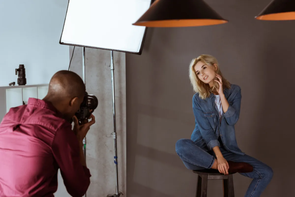 Photographer takes a photo of a girl | Skylum Blog