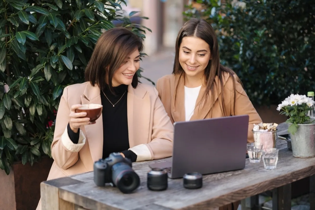 Photographer and client viewing photos on a laptop | Skylum Blog