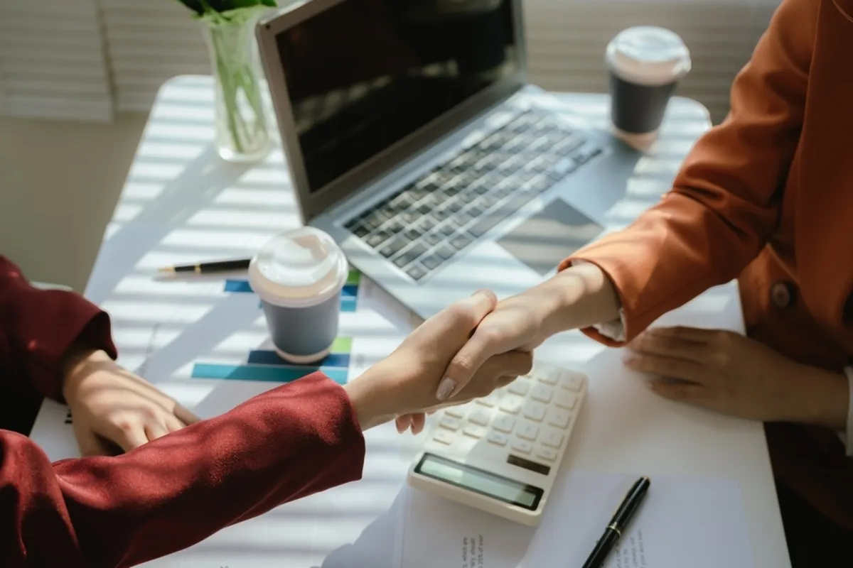 People shake hands with each other | Skylum Blog