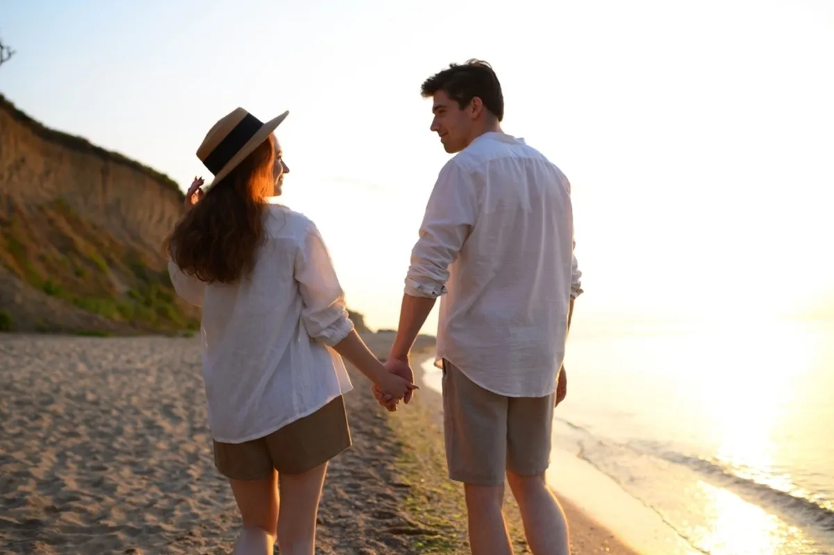 Couple holding hands on the beach | Skylum Blog