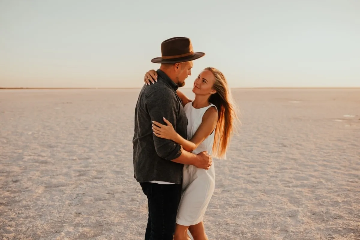 Lovers hug each other | Skylum Blog