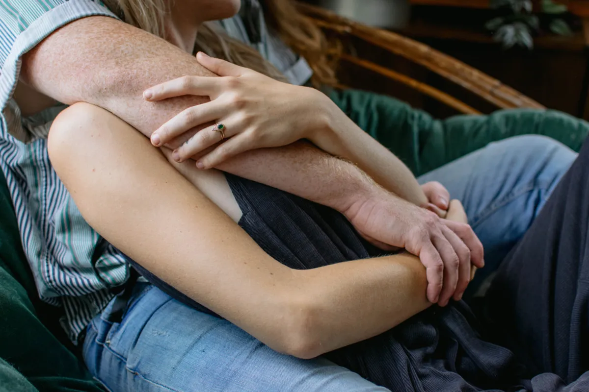 Lovers embrace each other's arms | Skylum Blog