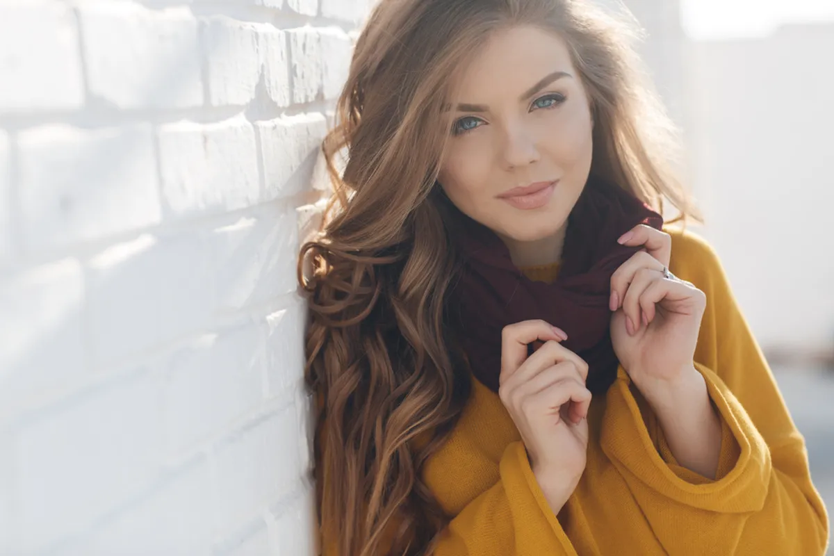 The girl holds a scarf in her hands | Skylum Blog