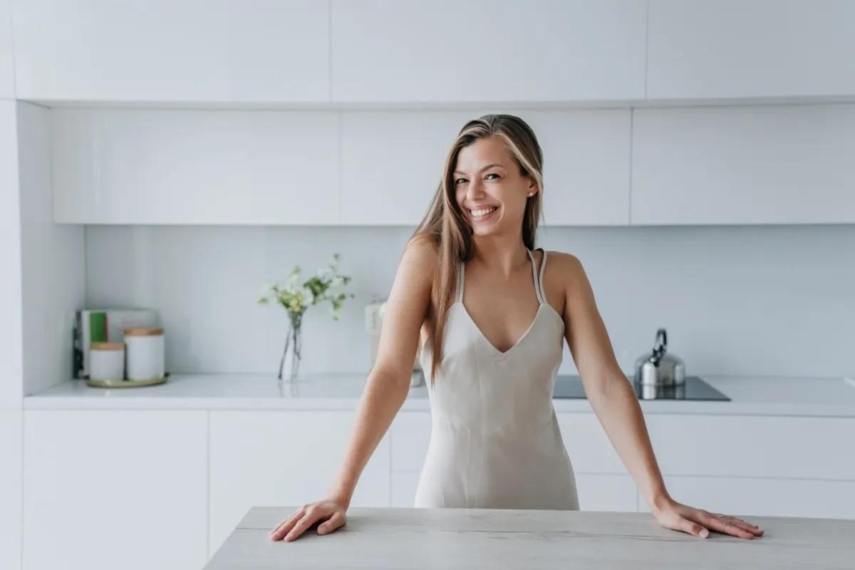 The girl keeps her hands on the table | Skylum Blog