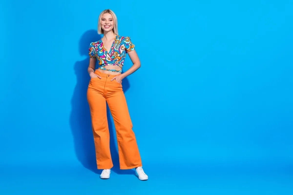 The girl keeps her hands in her pockets | Skylum Blog