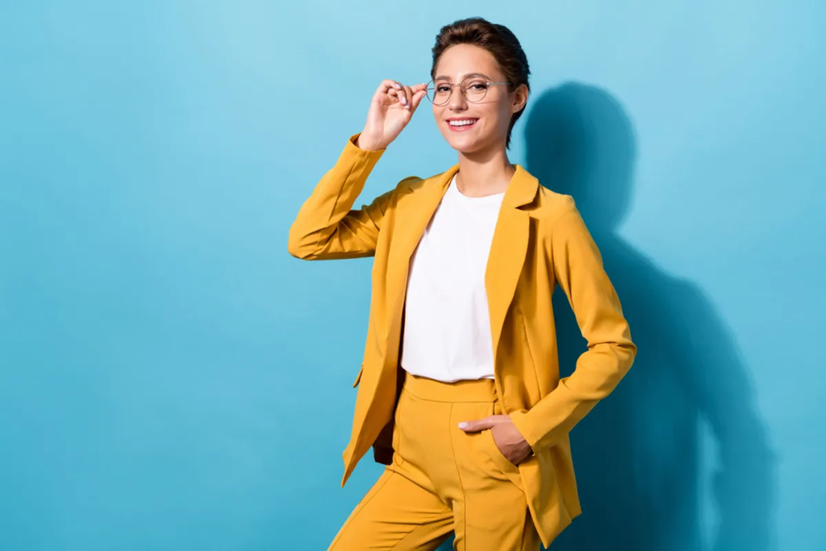 The girl keeps her hand in her pocket and on her glasses | Skylum Blog