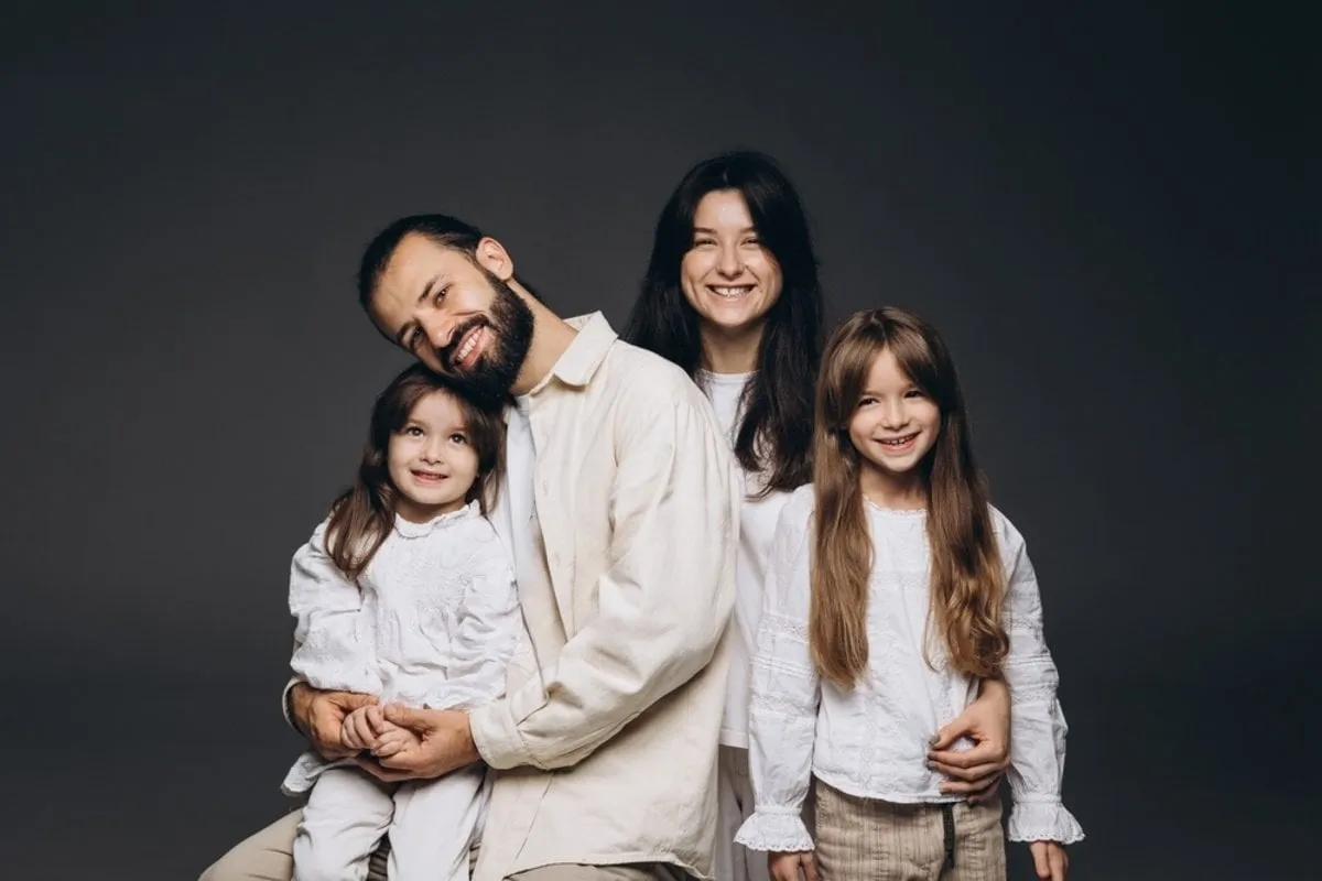 Family photo in a photo studio | Skylum Blog