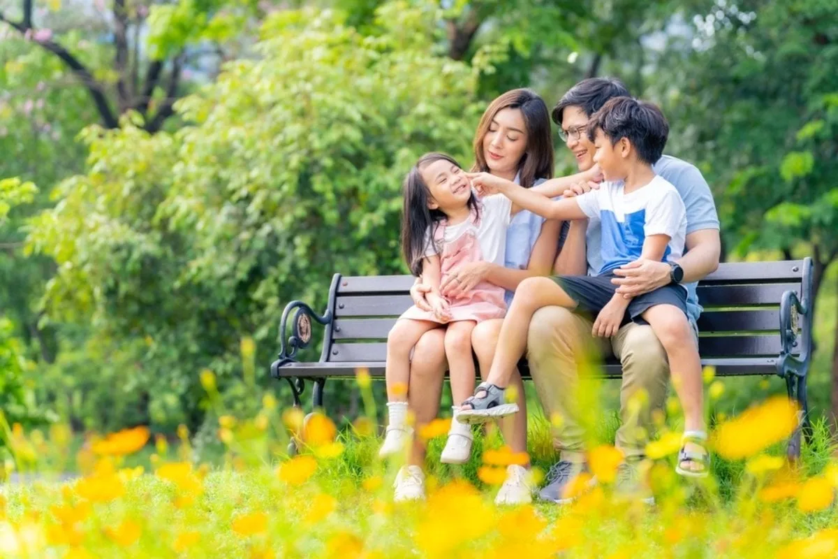 Photo of a family on a park bench | Skylum Blog