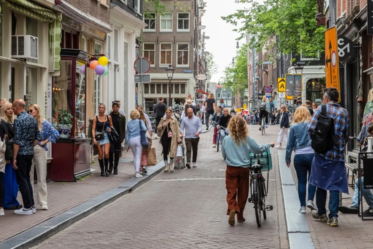 Passers-by walk along the streets of Amsterdam | Skylum Blog
