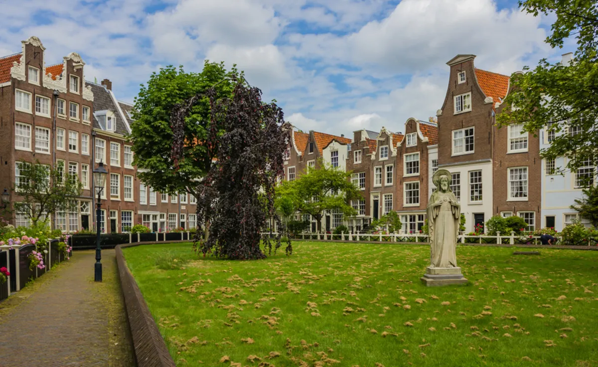 Begijnhof Courtyard | Skylum Blog