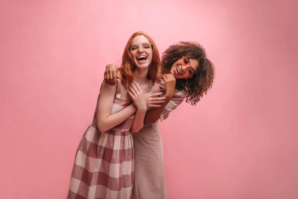 The girlfriends laugh and hug | Skylum Blog