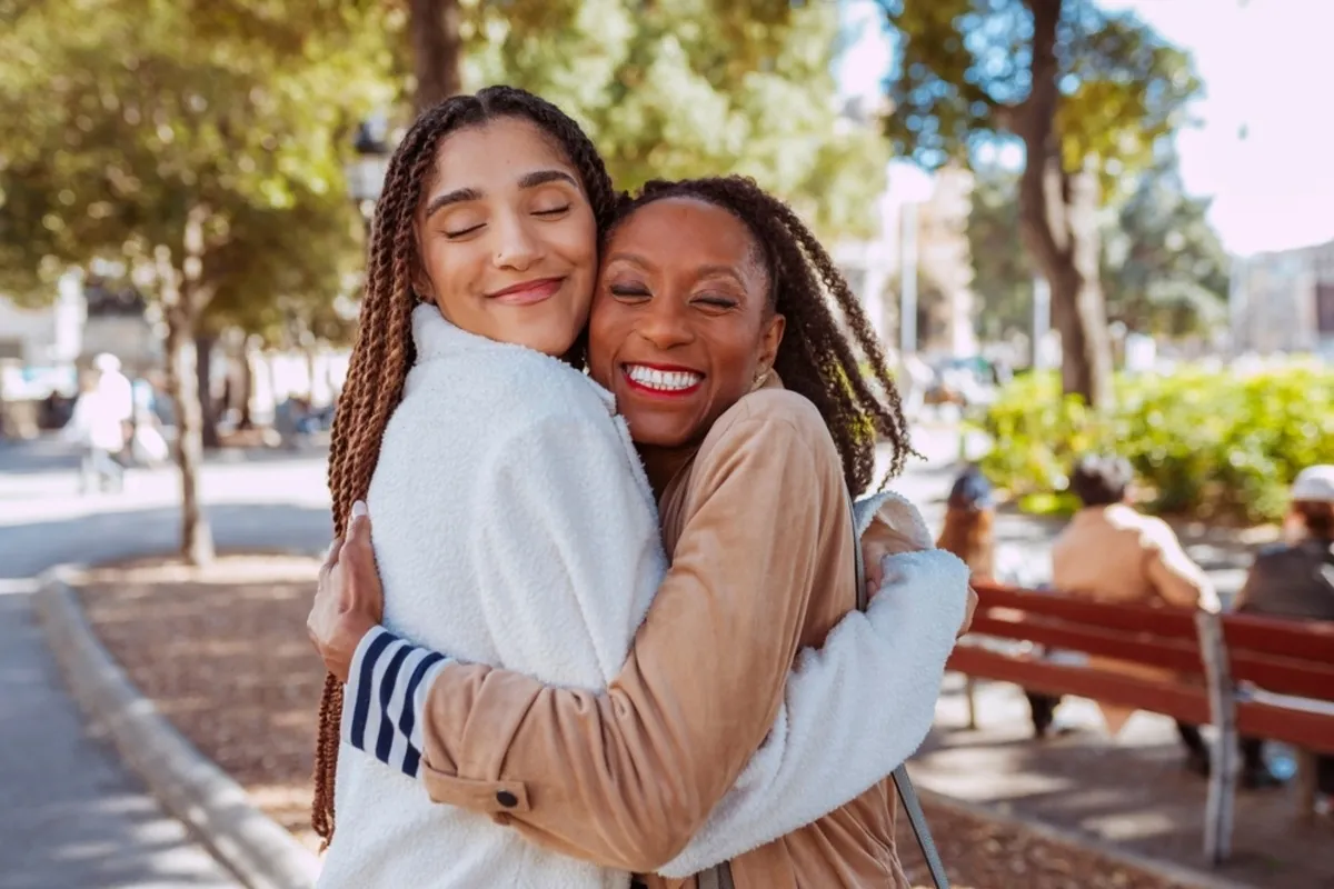 Girlfriends hug each other | Skylum Blog