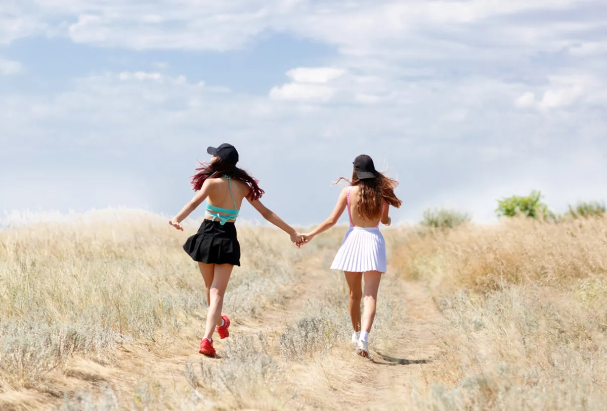 Girlfriends walk holding hands | Skylum Blog