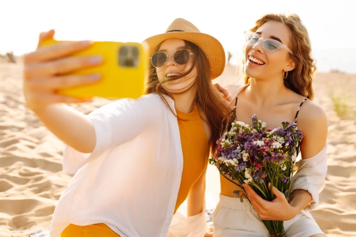 Friends taking selfies | Skylum Blog
