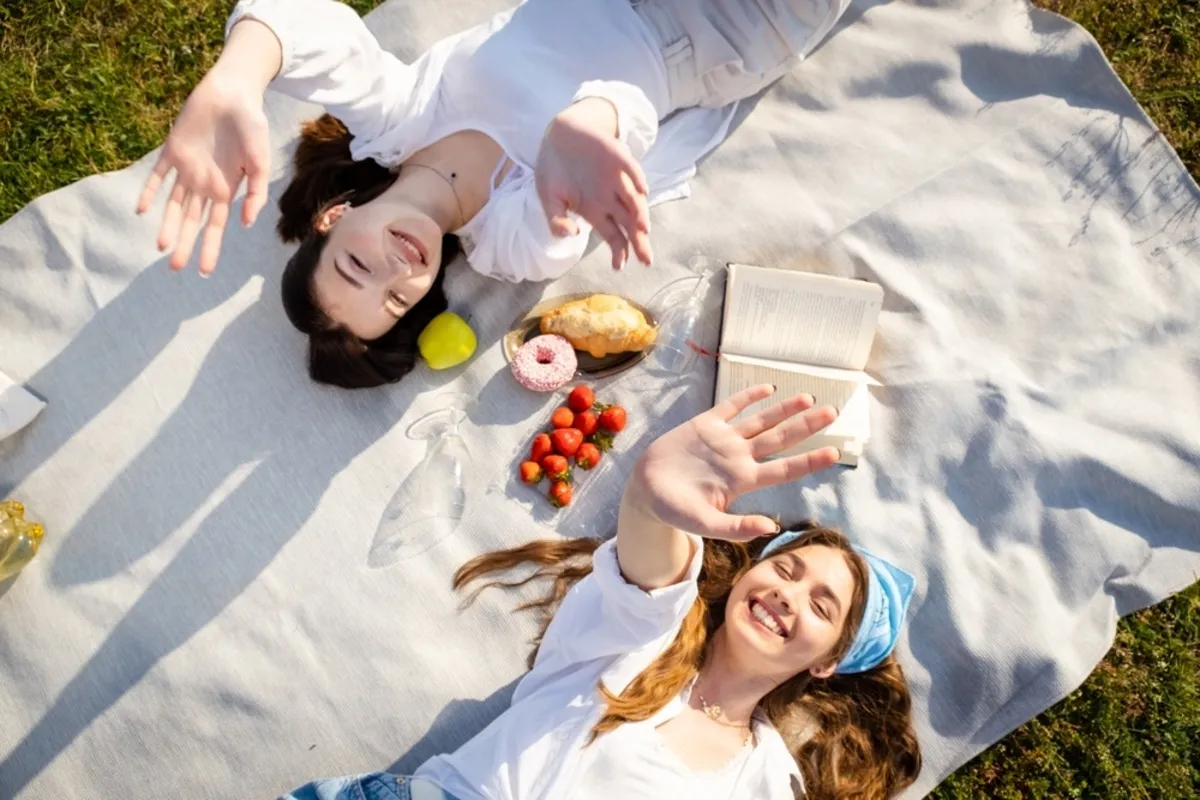 A photo of girlfriends lying on top of a blanket | Skylum Blog