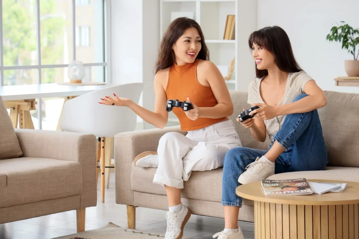 Friends are playing a game console | Skylum Blog