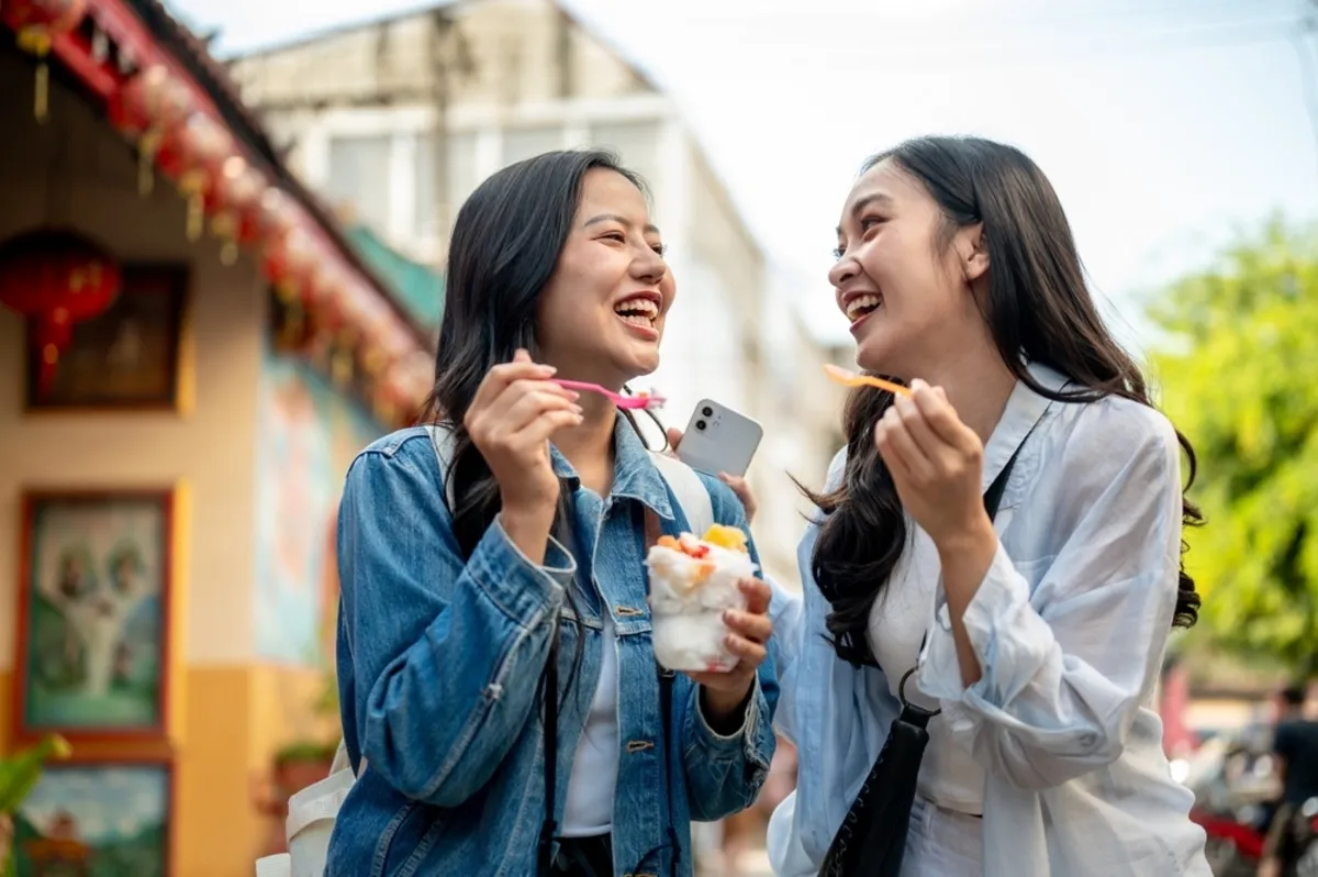 Friends are eating ice cream | Skylum Blog