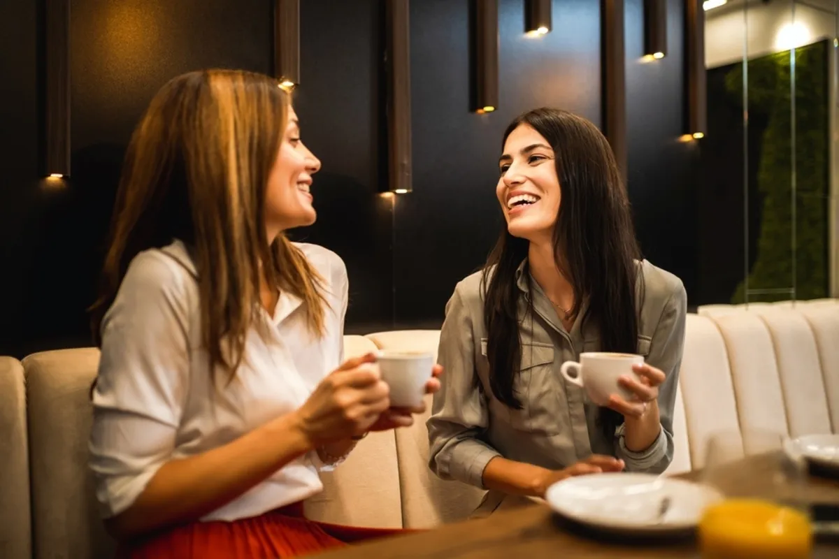 Friends are drinking coffee in a cafe | Skylum Blog