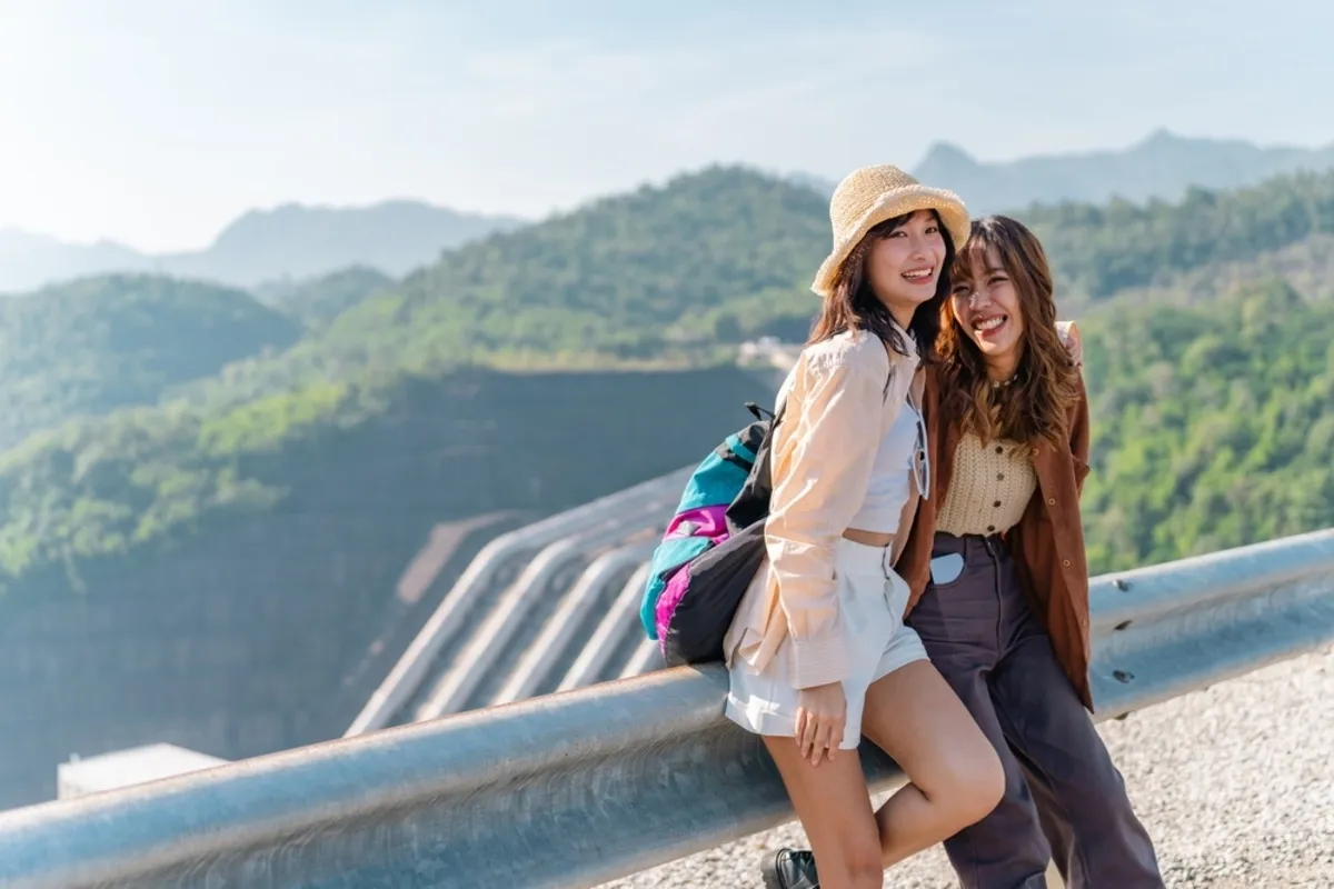 A photo of friends against the backdrop of green mountains | Skylum Blog