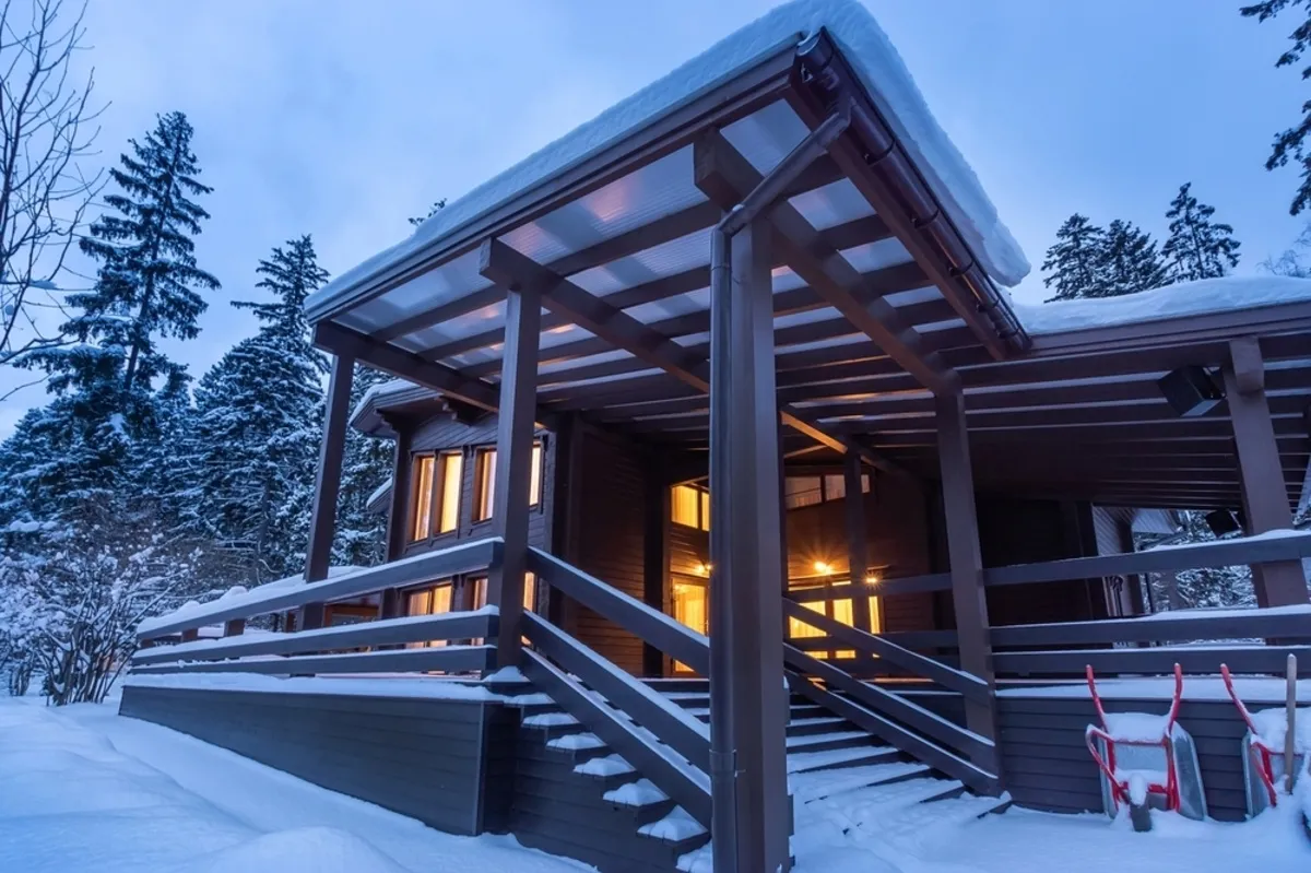 Photo of a country house in winter | Skylum Blog