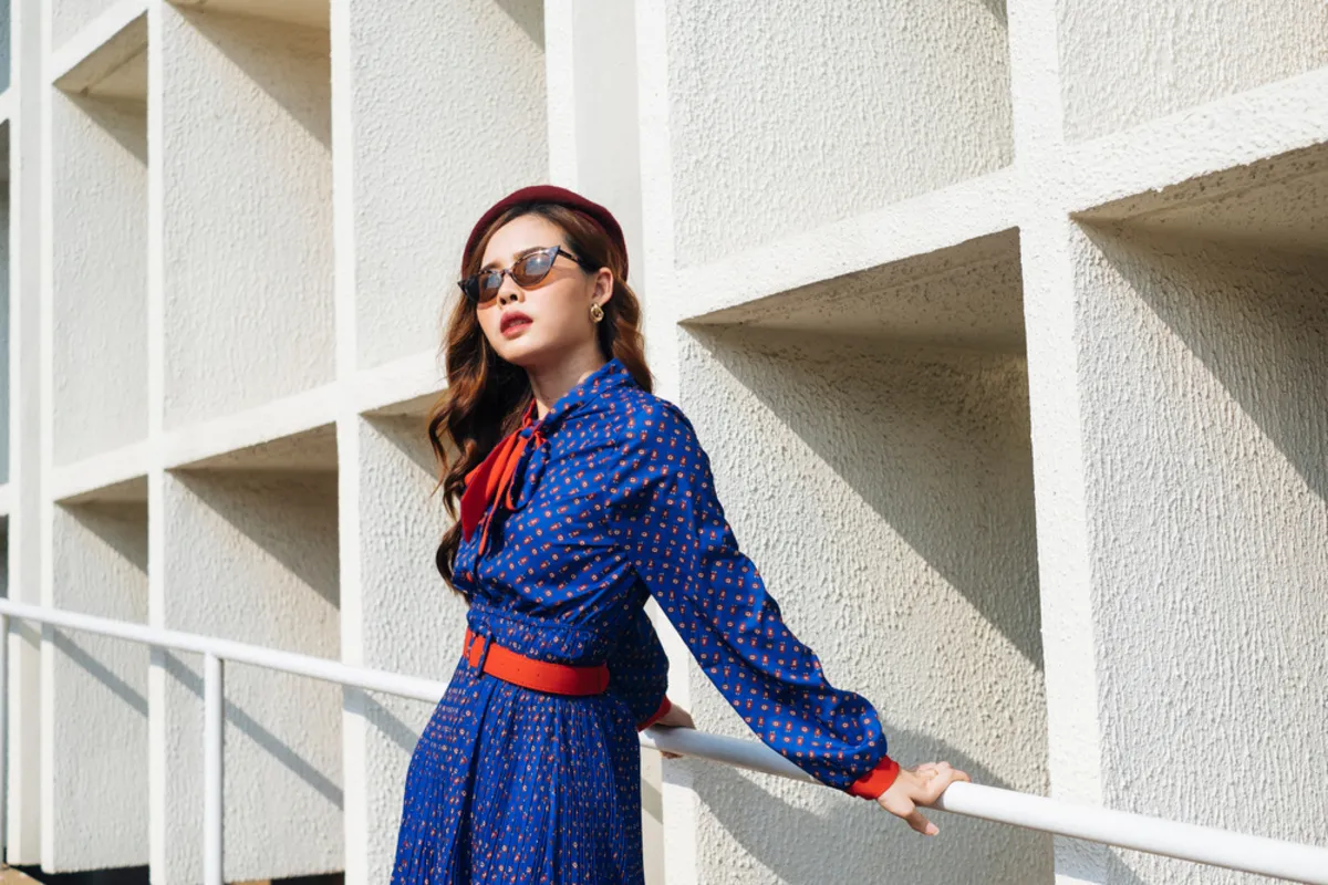 A girl near the wall | Skylum Blog