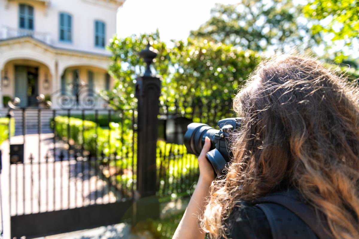 A photographer is photographing a house | Skylum Blog

