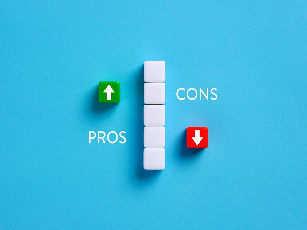 Pros and cons blocks on a blue background | Skylum Blog

