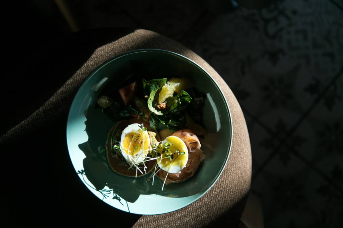 Soup bowl photographed with side-backlighting | Skylum Blog


