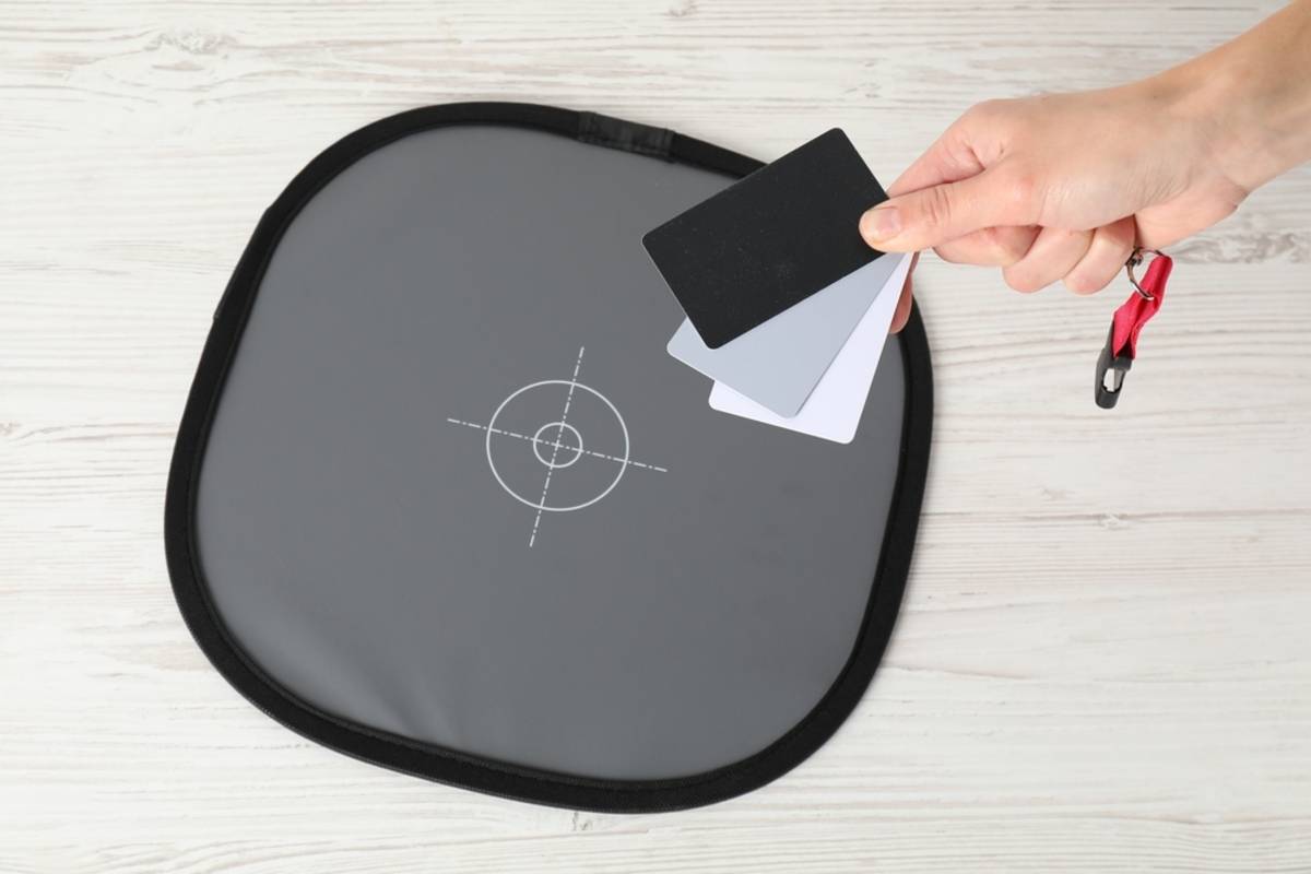 White and black cards used to control light | Skylum Blog

