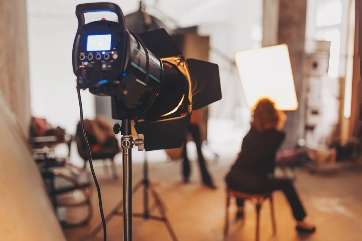 Studio lighting and a model in the background | Skylum Blog