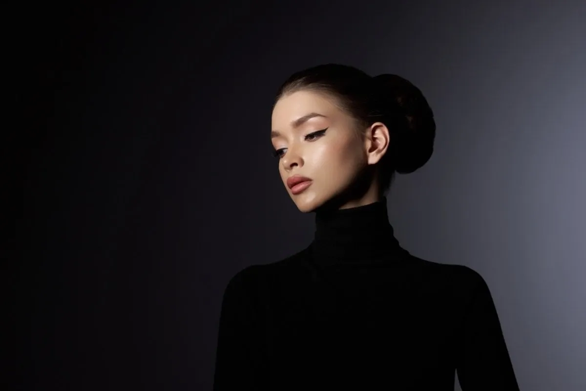 Portrait of a girl on a dark background with lighting | Skylum Blog