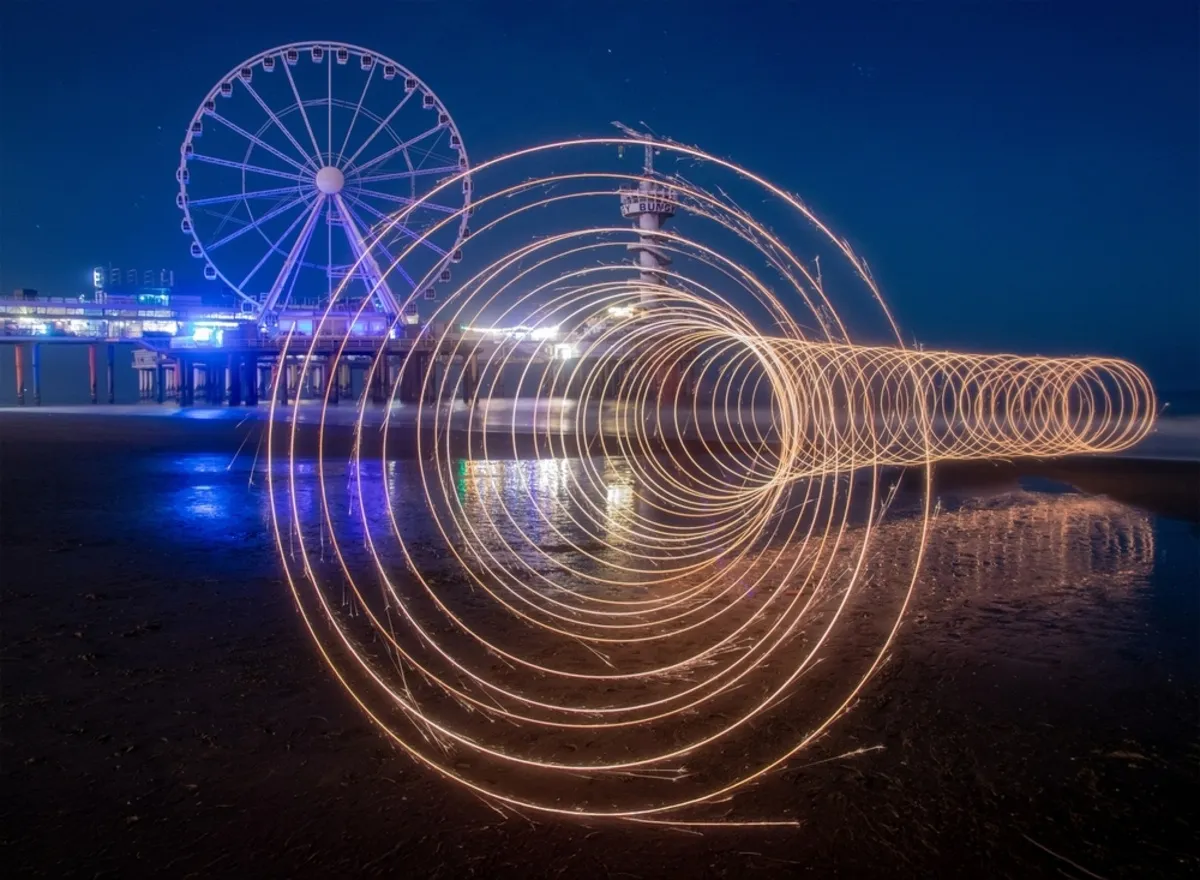 Photo of steel wool near the Ferris wheel | Skylum Blog