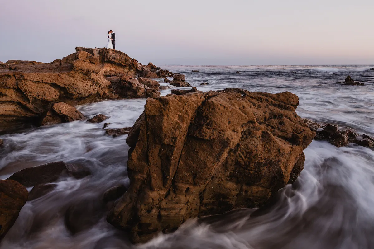 Rocks and the sea and the newlyweds in the back | Skylum Blog