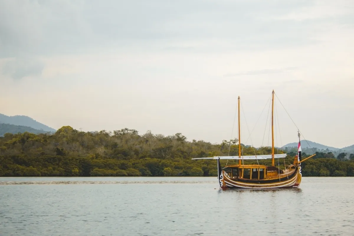A boat on a river according to the rule of thirds | Skylum Blog