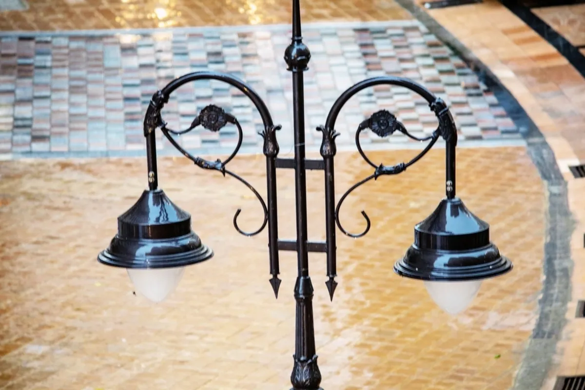 Photo of a black lantern | Skylum Blog