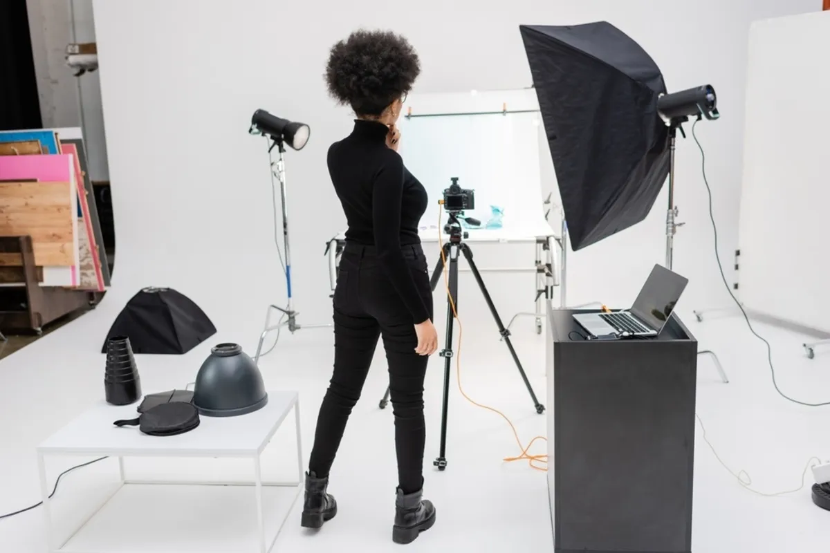 A photographer in a studio looks at the subject | Skylum Blog