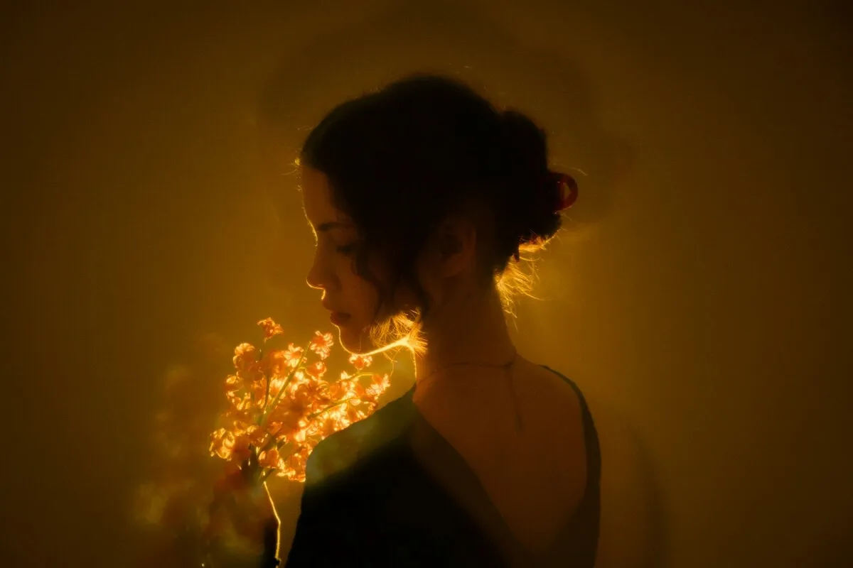 Portrait of a girl from the back | Skylum Blog