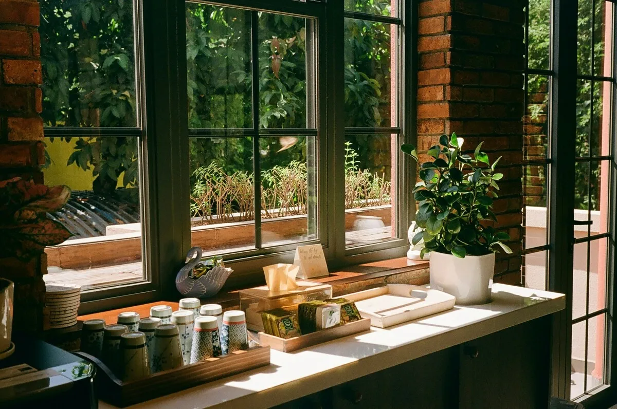 Photo of a tabletop by the window | Skylum Blog