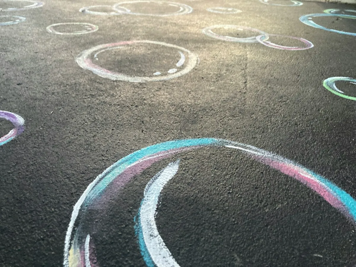 Soap bubbles drawn with chalk on the asphalt | Skylum Blog