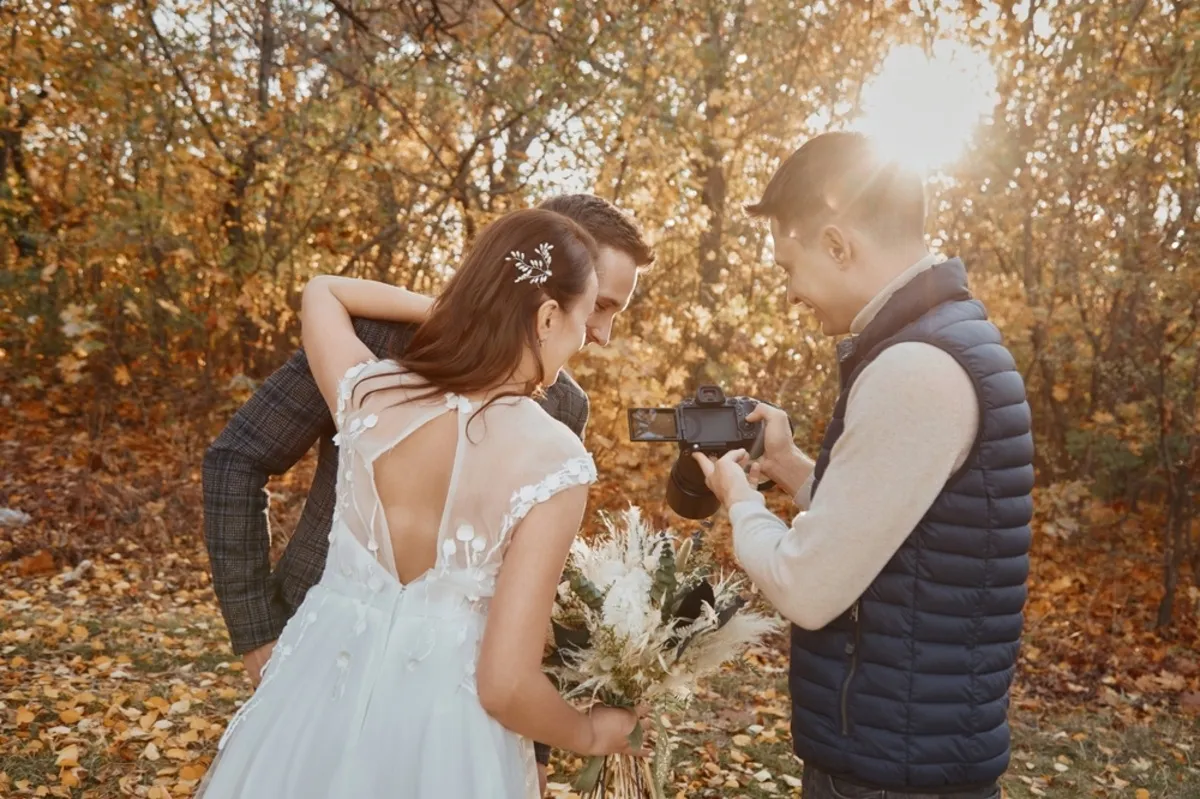 The photographer shows the photos to the newlyweds | Skylum Blog