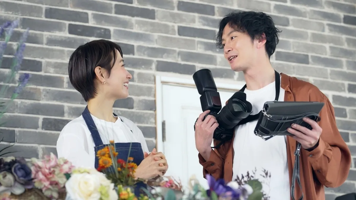 A photographer and a florist are communicating | Skylum Blog