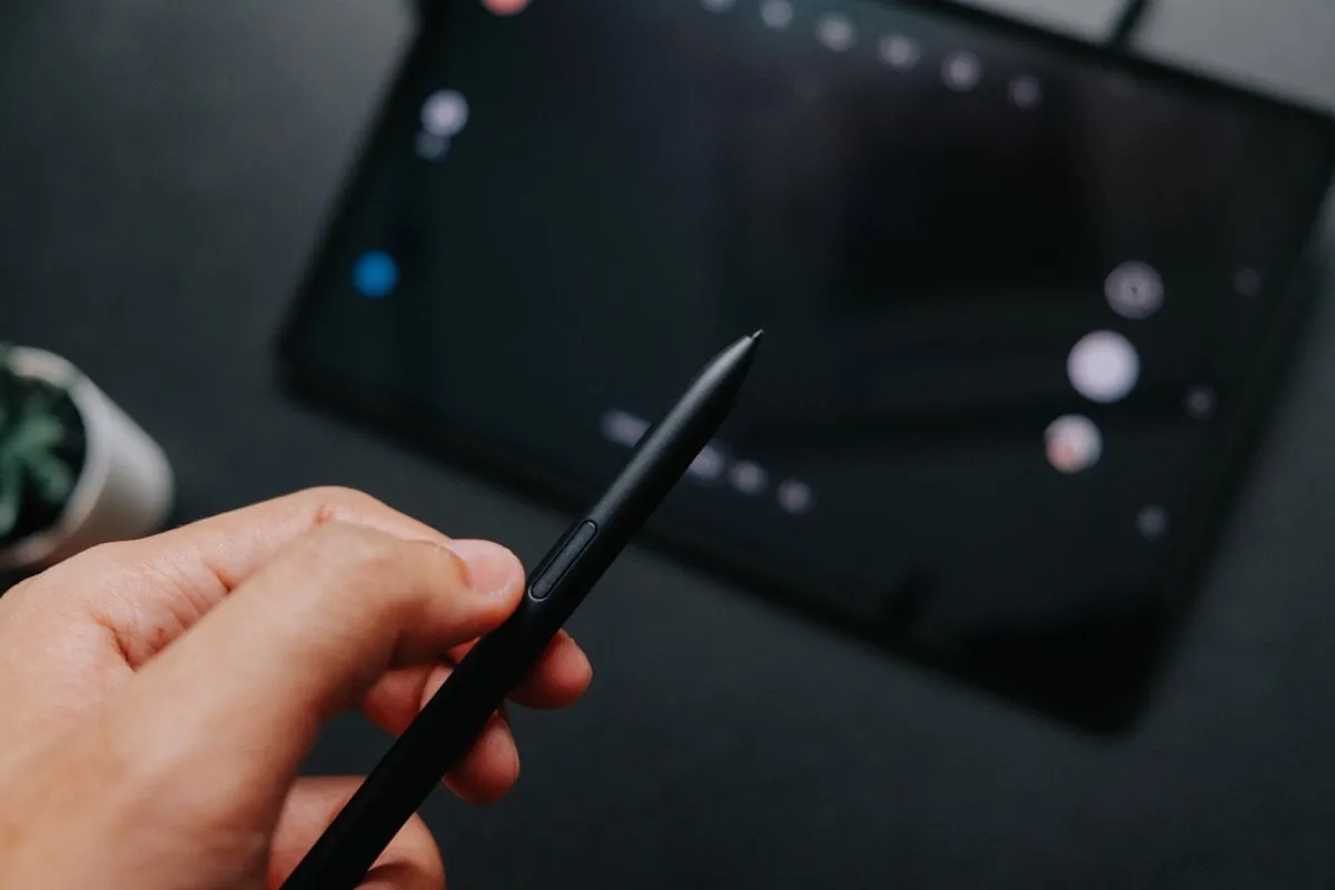A man holds a stylus from a tablet | Skylum Blog