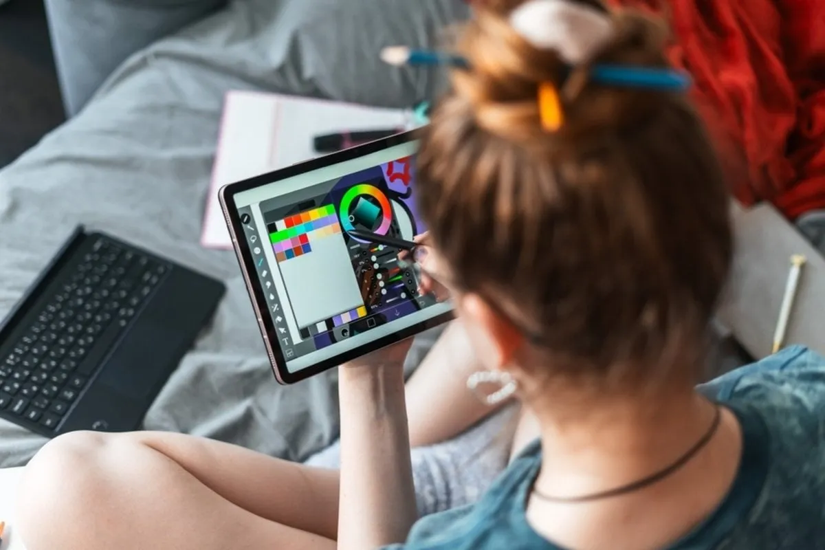 Girl drawing on tablet | Skylum Blog