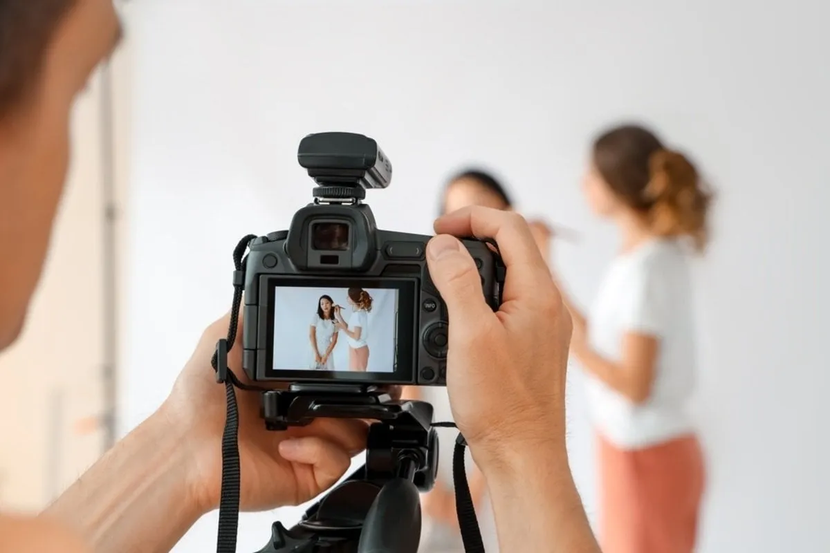 Photographer takes photos in the studio | Skylum Blog