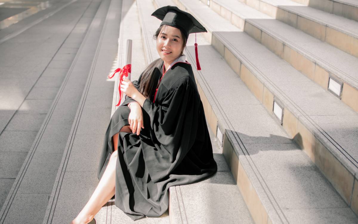 Graduate sitting on outdoor steps | Skylum Blog

